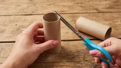 Stačí jen pár zářezů a dutinka od toaletního papíru se promění v užitečného pomocníka