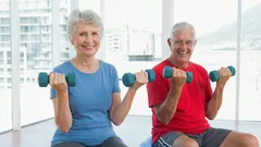 Jednoduché cviky s činkami pro seniory – snadné posílení těla a obnovení síly