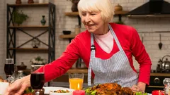 Boj proti stárnutí: odborníci jmenovali potraviny, které byste měli po padesátce jíst častěji