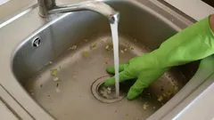 Stačí jedna tableta a horká voda – a zácpa okamžitě zmizí: jednoduchý domácí prostředek