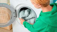 Studená voda nepomůže: Expert vyjmenoval věci, které je třeba prát jen při vysoké teplotě