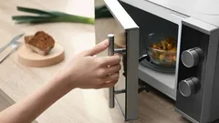 Co je přísně zakázáno dávat do mikrovlnky – většina o tom ani netuší