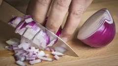 Hlavní chyba při smažení cibule, kvůli které nezíská zlatavou barvu: Co všichni dělají špatně?