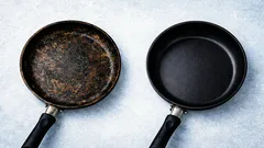Stačí jen dvě lžíce – i staré pánve se budou lesknout jako nové: jednoduchý trik
